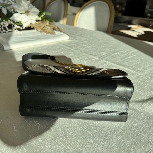 Louis Vuitton Limited edition Twist monogram Geometric Shoulder-cross body Bag. - Picture 6 of 16